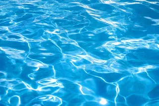 蓝色的游泳池水池摄影图