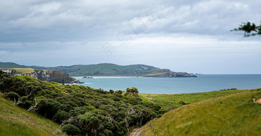 海韵崖路绿翠图：清新蓝绿自然珍藏