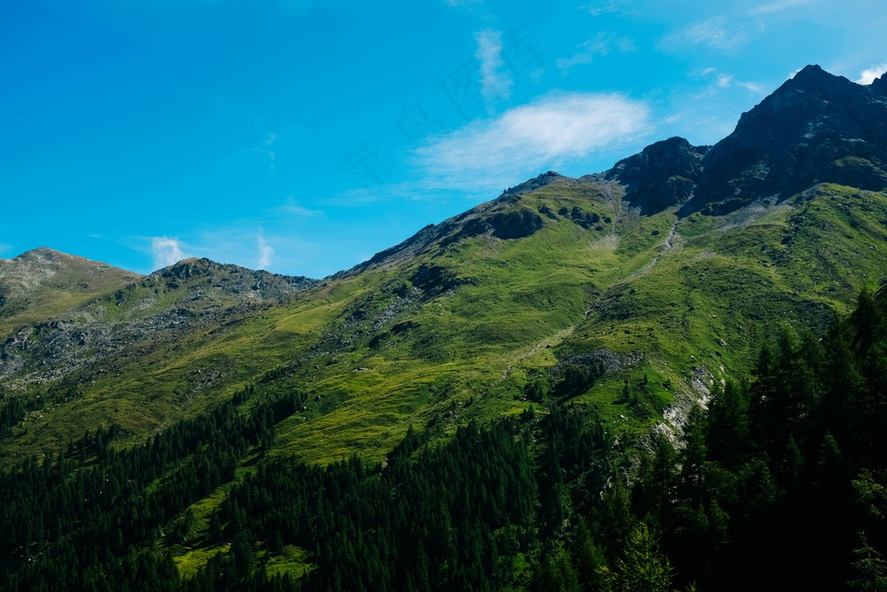 翠绿山峦间的宁静天空
