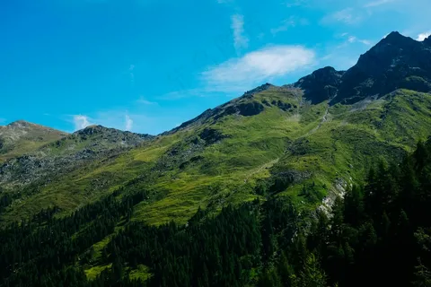 翠绿山峦间的宁静天空 翠绿山峦间的宁静天空