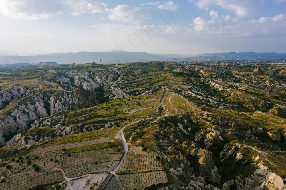 绿意盎然的自然风光航拍图