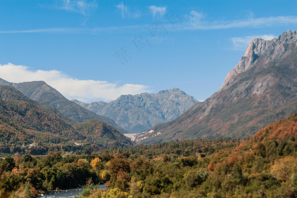 秋日山谷画卷，自然色彩之韵
