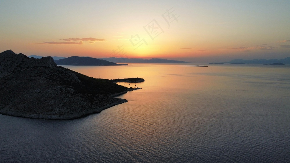 海岛日落宁静景·自然壮丽风·橙蓝金交织·旅游壁纸照