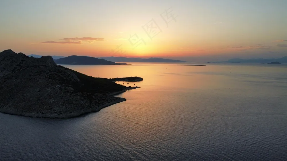海岛日落宁静景·自然壮丽风·橙蓝金交织·旅游壁纸照