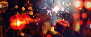 新年春节燃放烟花爆竹庆祝喜庆热闹国庆小年除夕夜摄影图