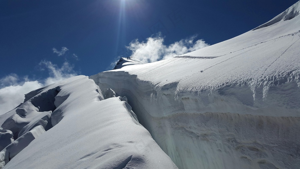 蔚蓝天空下的雪山之巅