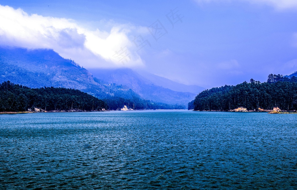 静谧山岚湖，淡蓝映心湖