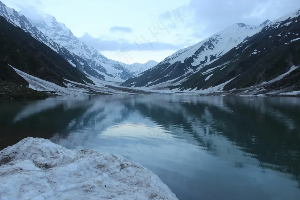 雪山映湖图