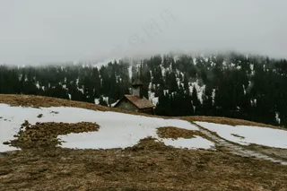 冬日余晖下的雪地风景