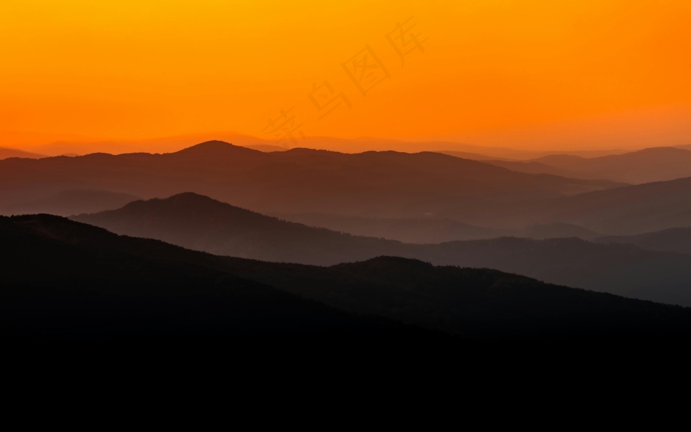 黄昏山峦剪影，暖色渲染宁静时光