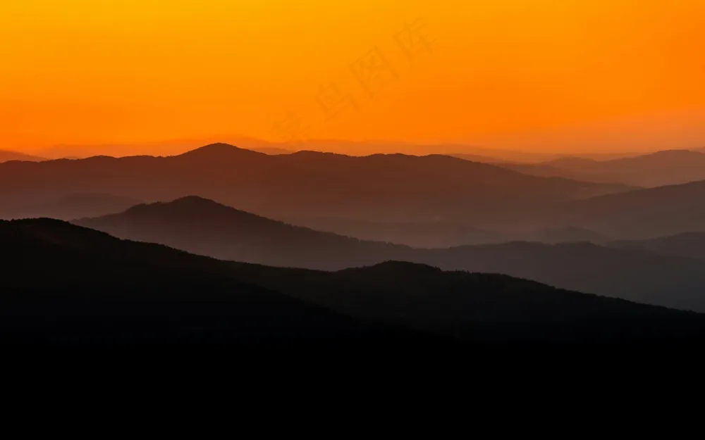 黄昏山峦剪影，暖色渲染宁静时光