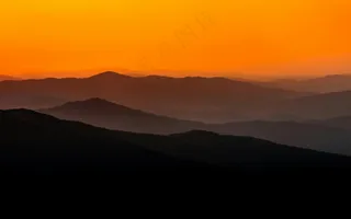 黄昏山峦剪影，暖色渲染宁静时光