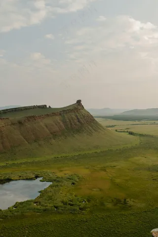 草原上孤独的土丘