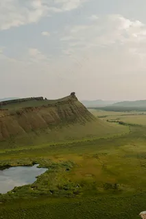 草原上孤独的土丘 草原上孤独的土丘