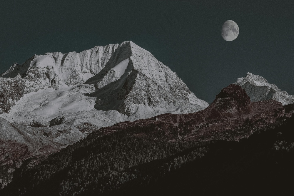 夜幕下的孤独山峰