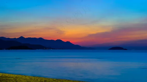 海岛日落宁静画·浪漫自然风·橙蓝紫韵·静谧壁纸图