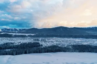 冬日里的宁静山谷