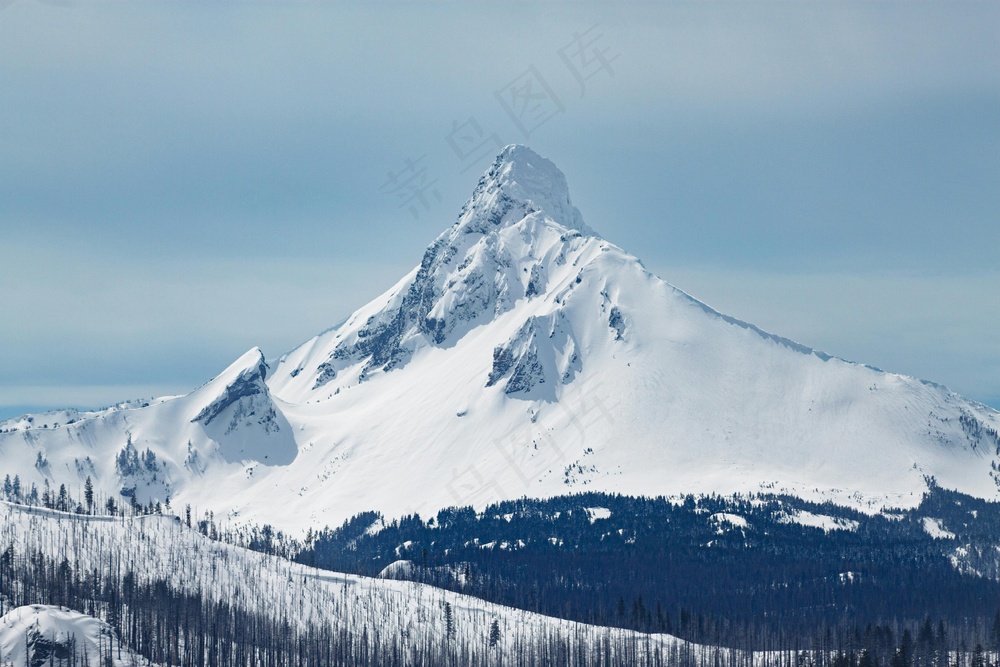 雪覆峰巅，云绕山巅
