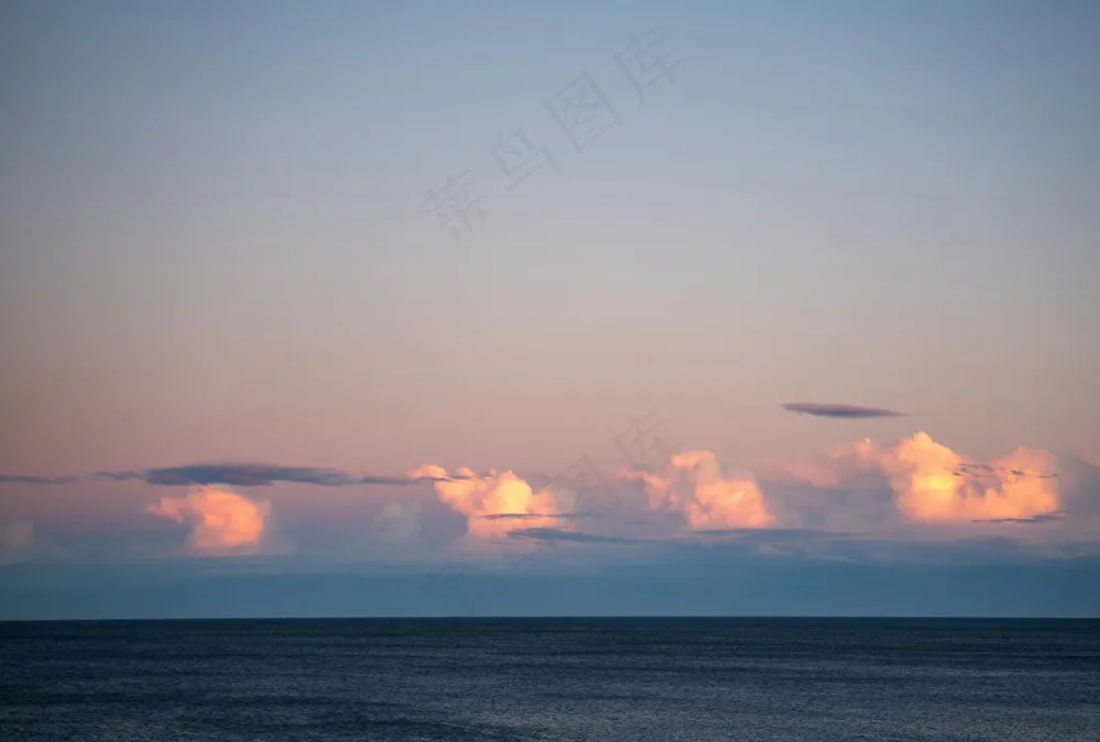 朦胧海滨的暮色渐隐