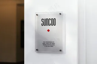 白色时尚风透明亚克力广告牌样机