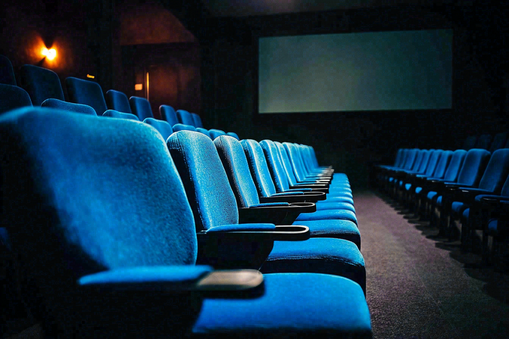 豪华电影院观影场景摄影图