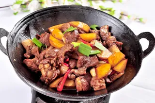 干锅牛腩炖土豆美食图片