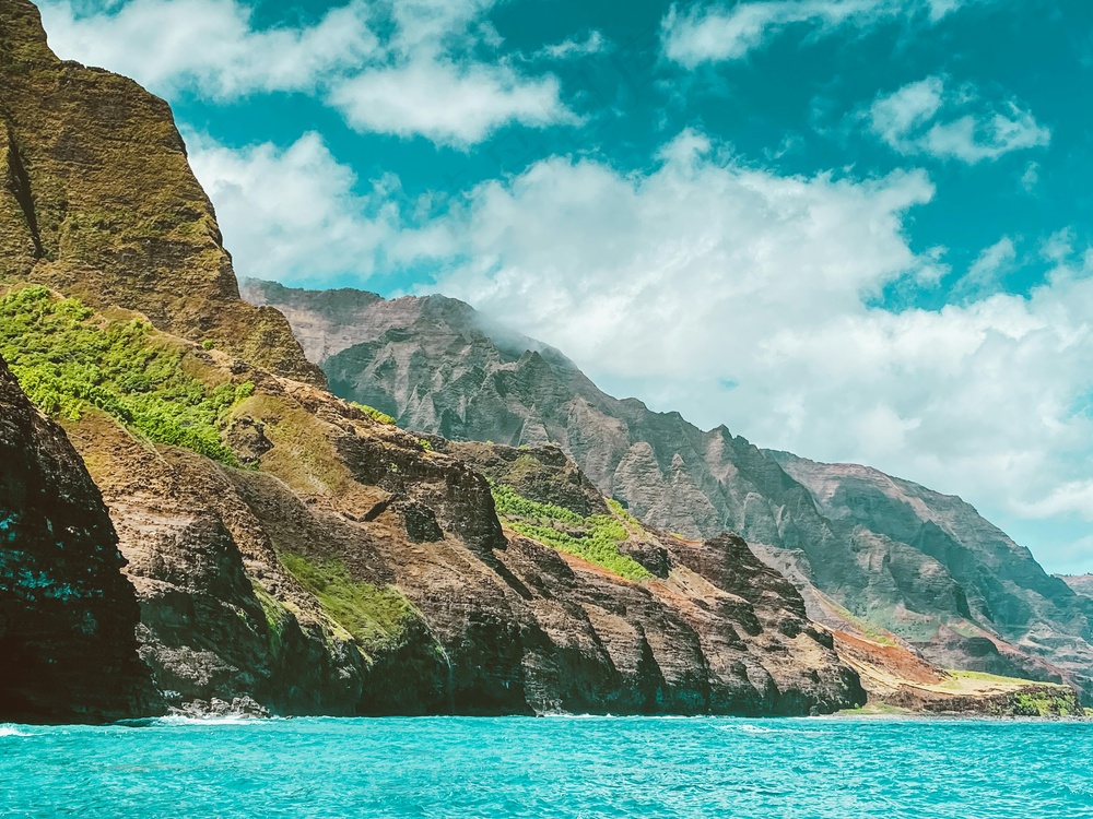 山海之间的静谧海湾