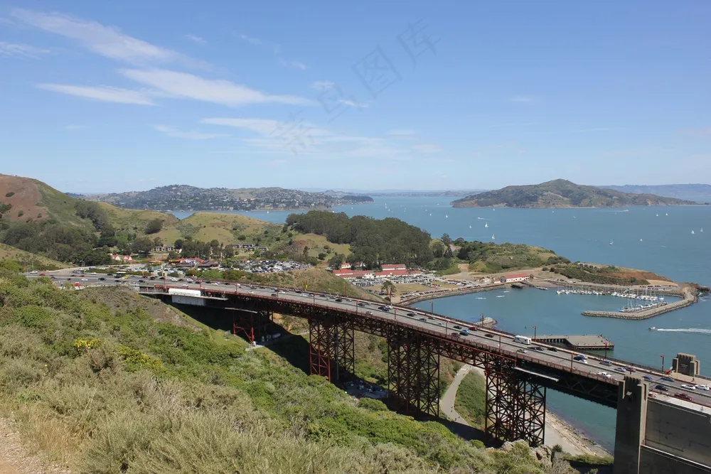 宁静湖畔的秋日风光