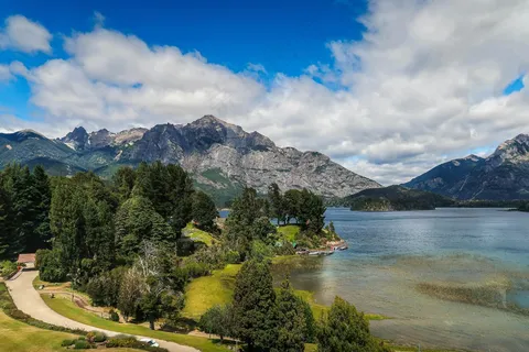 湖光山色间的宁静天堂 湖光山色间的宁静天堂