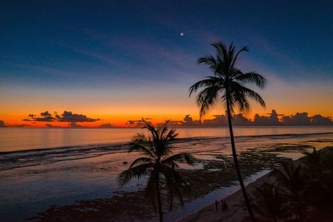 热带海滩上的绚丽日落