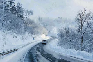 冬天雪山山区公路行驶的汽车白雪覆盖寒冷摄影图