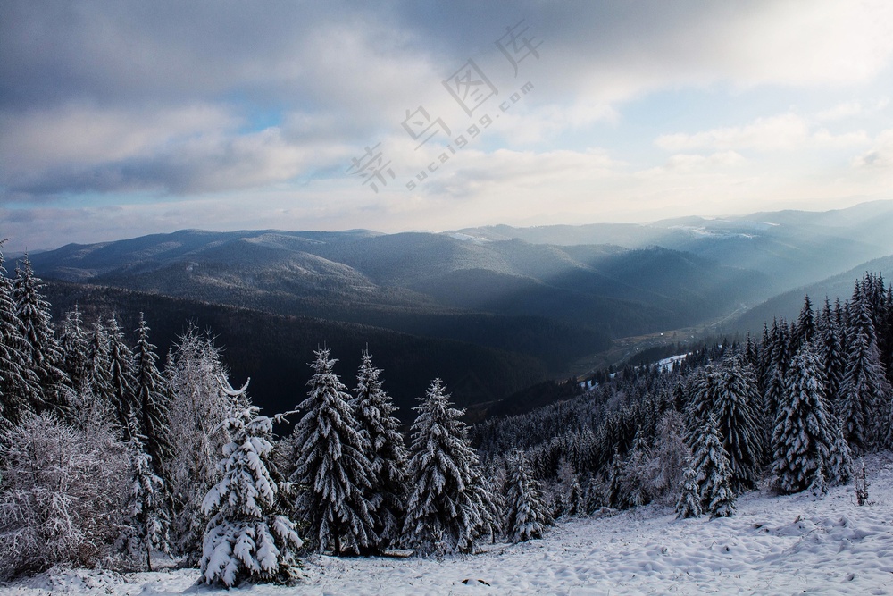 雪山远景摄影图