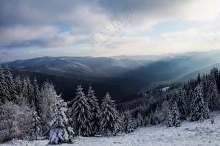 雪山远景摄影图