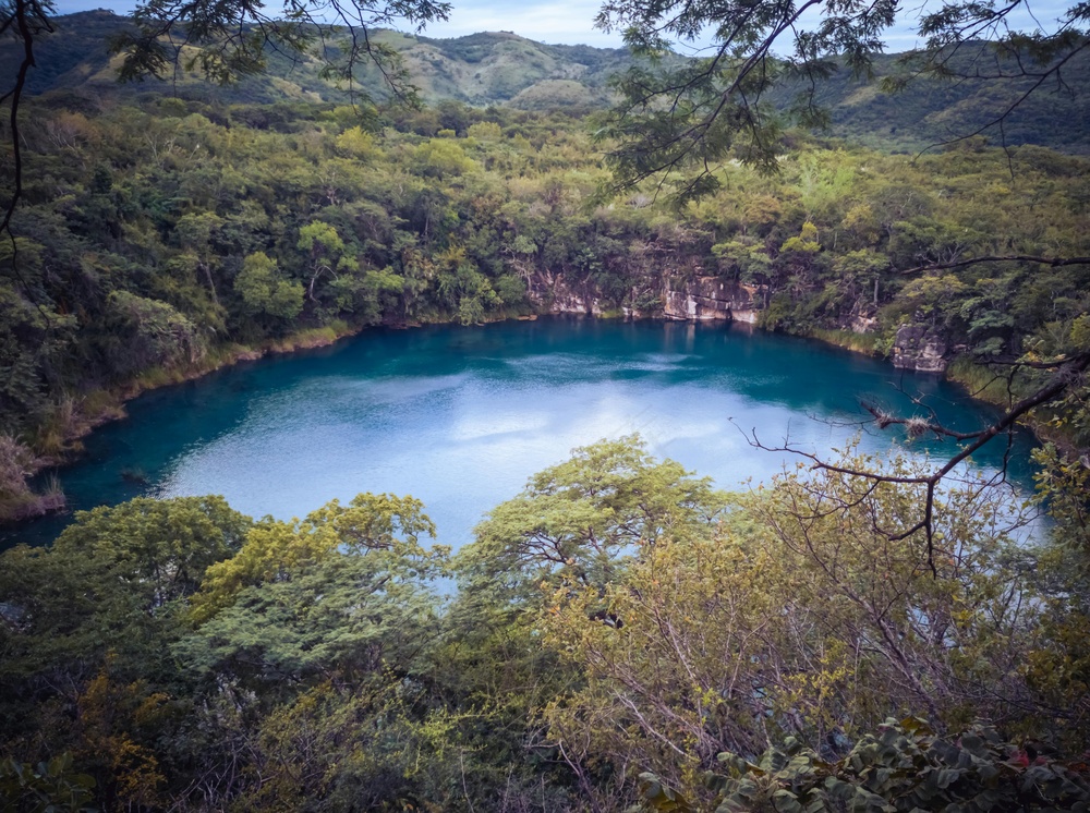 静谧蓝湖：自然风景摄影