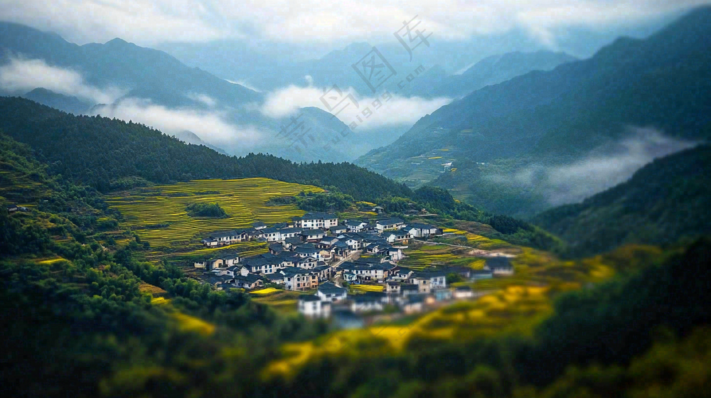 江南风景屋檐瓦舍雾村庄山林摄影图