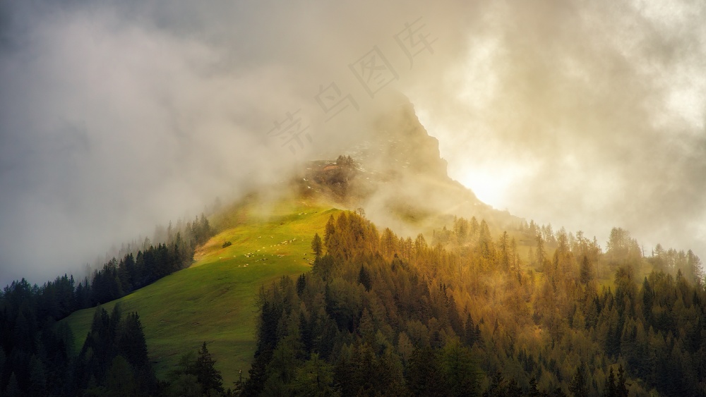 峰隐云雾绿橙霞-梦幻风格-暖色景致-壁纸之选