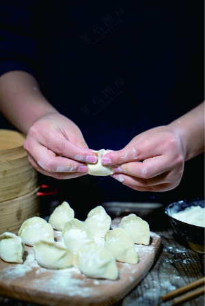 手工包饺子