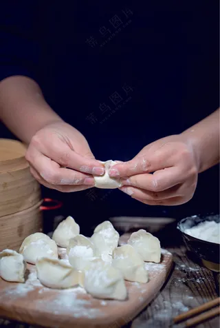 手工包饺子