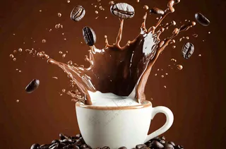 咖啡与牛奶的碰撞水花四溅饮品创意摄影图