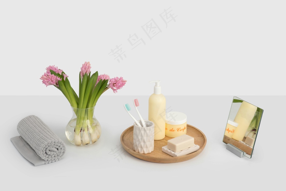 生活中洗漱用品与花的摆件 生活 宁静