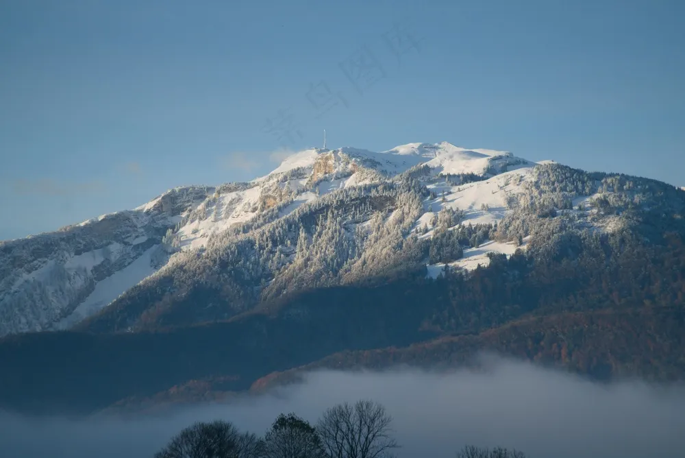 雪峰映照,云雾缭绕的壮丽山脉。 雪峰映照,云雾缭绕的壮丽山脉。
