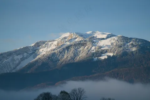 雪峰映照,云雾缭绕的壮丽山脉。 雪峰映照,云雾缭绕的壮丽山脉。