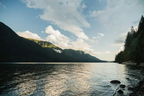 静谧山岚：淡蓝天空下的自然画卷