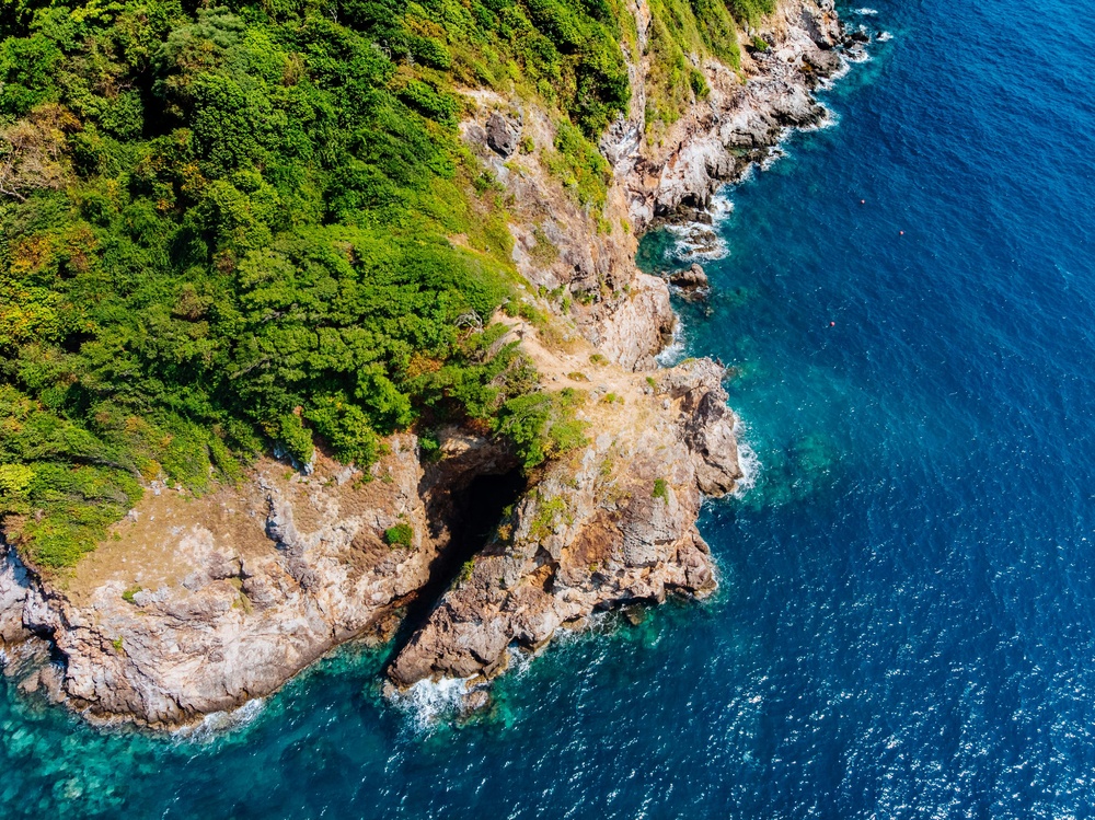 蔚蓝海岸线旁的崎岖悬崖