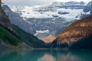 静谧山水间 红舟点缀时