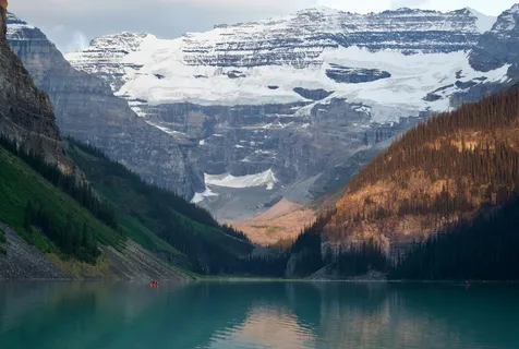 静谧山水间 红舟点缀时 静谧山水间 红舟点缀时