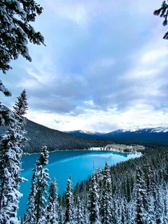 雪域蓝湖：冬日静谧的自然风光