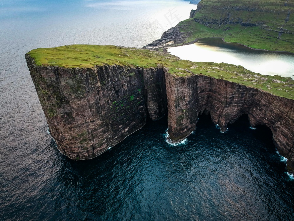 绿意盎然悬崖边的海景