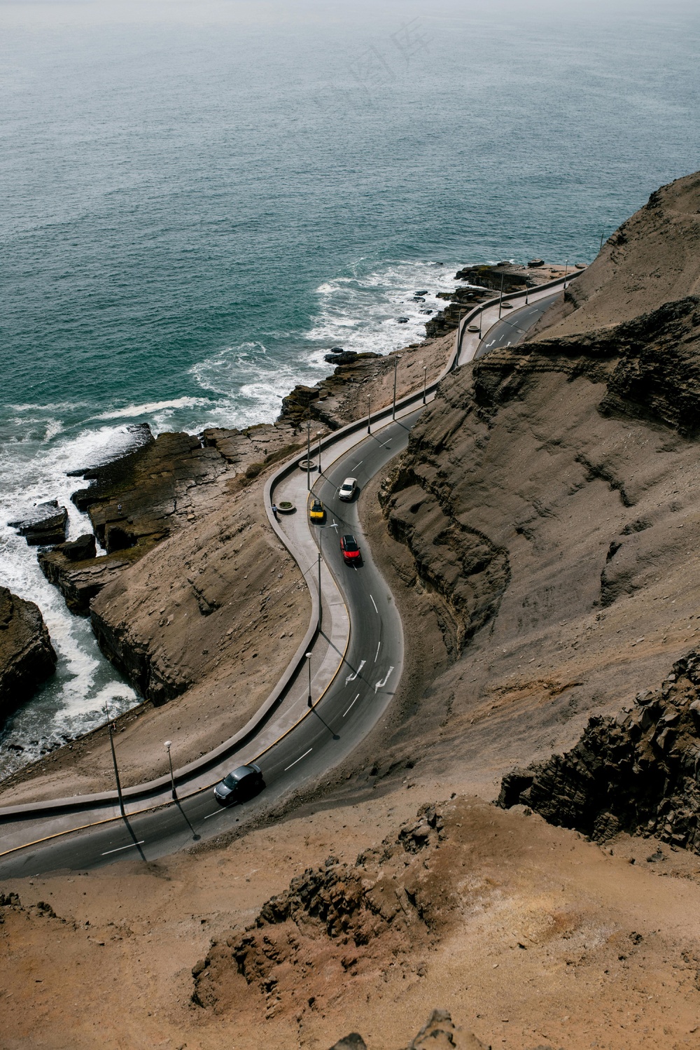 蜿蜒海岸线上的陡峭山路