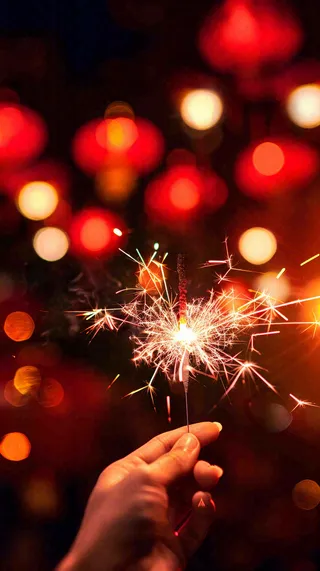 新年放烟花庆祝红色喜庆小年除夕夜春节摄影图